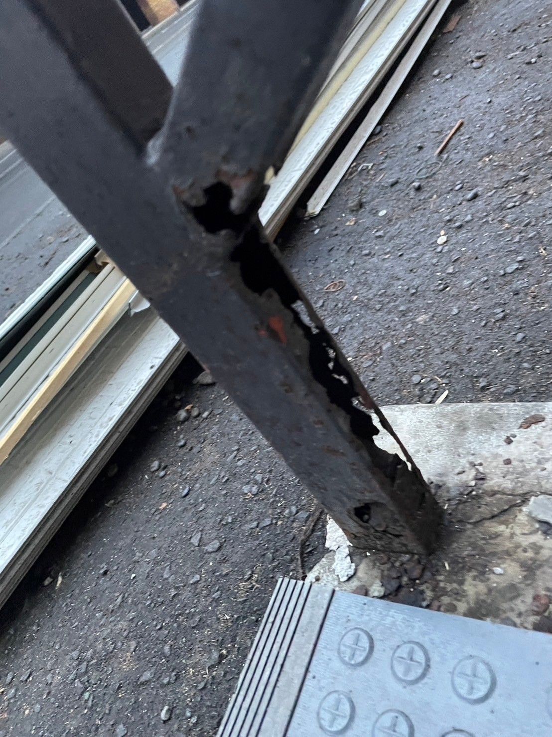 鉄骨階段の修理・補強はいつ必要？見逃してはいけない危険サインと判断の目安