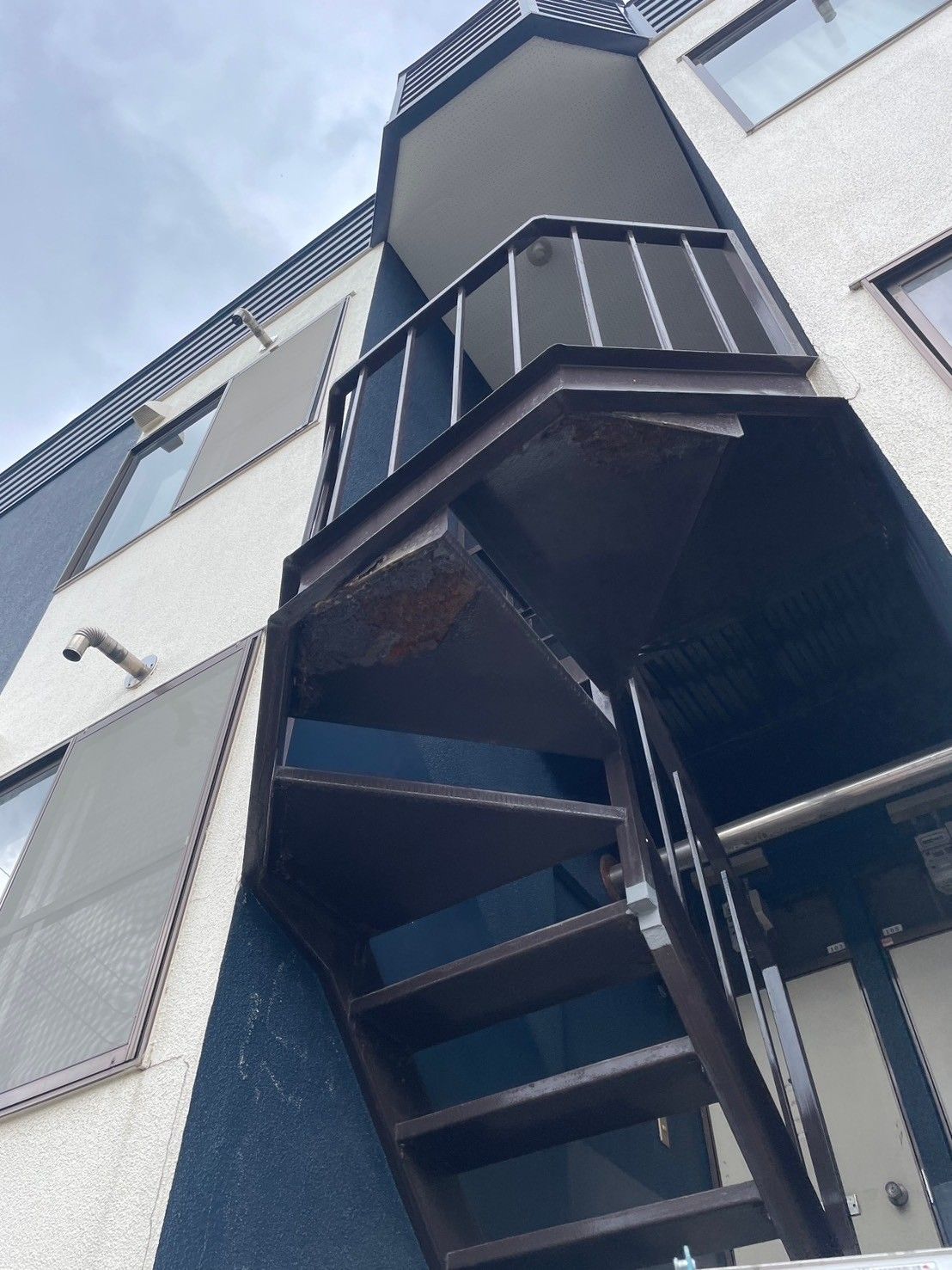 鉄骨階段だけではない。アパート・マンション・ビルに潜む“鉄骨部分”は想像以上に多い