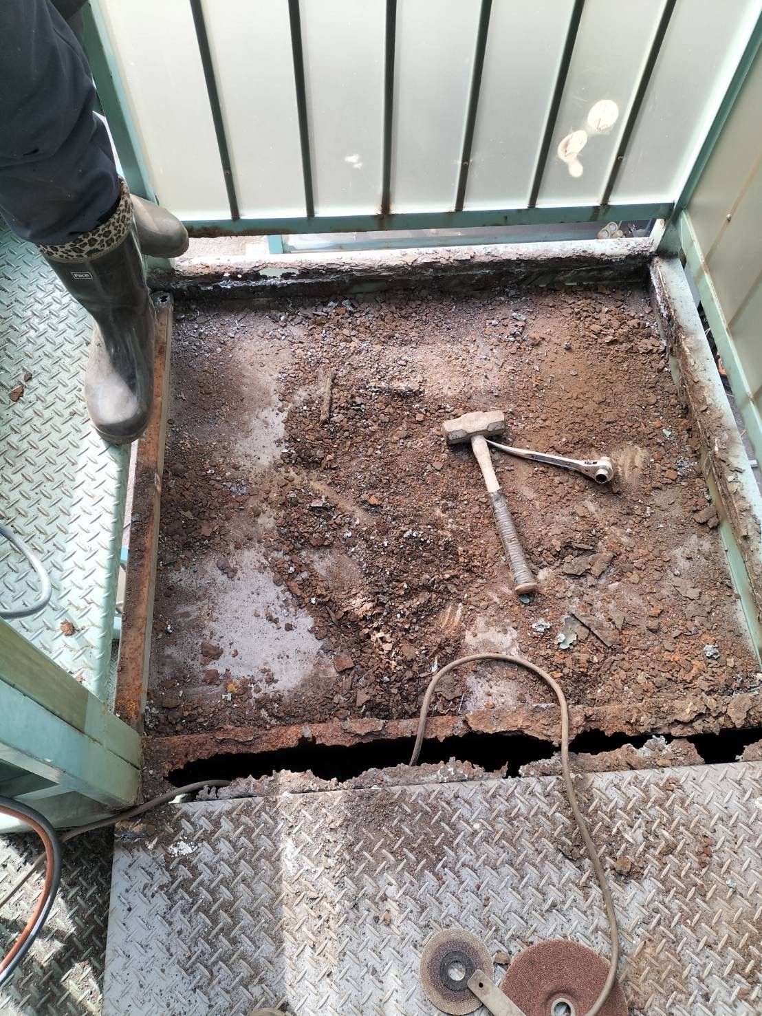 北海道の鉄骨階段はなぜ傷みやすい？潮風・雪・凍結防止剤が招くサビの進行